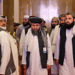 ورود اعضای هیئت طالبان، به منظور انجام مذاکرات صلح با دولت افغانستان به دوحه، قطر؛ ۲۷ تیر ۱۳۹۷/ ۱۸ ژوئیه ۲۰۱۸. (عکس از گتی ایمیجز)