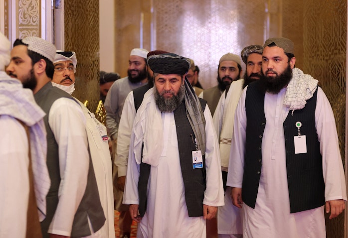 ورود اعضای هیئت طالبان، به منظور انجام مذاکرات صلح با دولت افغانستان به دوحه، قطر؛ ۲۷ تیر ۱۳۹۷/ ۱۸ ژوئیه ۲۰۱۸. (عکس از گتی ایمیجز)