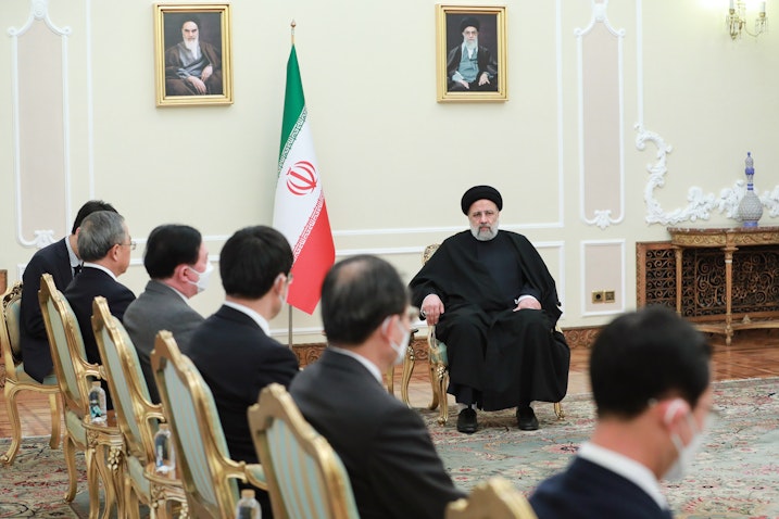 الرئيس الإيراني إبراهيم رئيسي يلتقي وفدًا صينيًا برئاسة نائب رئيس مجلس الدولة هو تشون هوا في طهران، إيران. 13 ديسمبر/كانون الأول 2022 (الصورة عبر موقع الرئاسة الإيرانية)