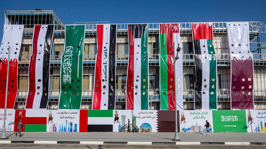 عرض لافتات الدول المشاركة في بطولة كأس الخليج العربي الخامسة والعشرين لكرة القدم في البصرة بالعراق. 29 ديسمبر/كانون الأول 2022 (الصورة عبر غيتي إيماجز)