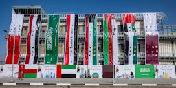 عرض لافتات الدول المشاركة في بطولة كأس الخليج العربي الخامسة والعشرين لكرة القدم في البصرة بالعراق. 29 ديسمبر/كانون الأول 2022 (الصورة عبر غيتي إيماجز)