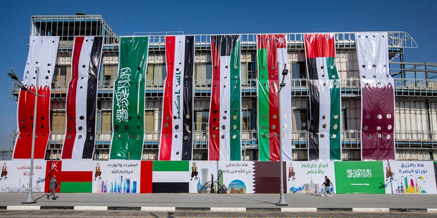 عرض لافتات الدول المشاركة في بطولة كأس الخليج العربي الخامسة والعشرين لكرة القدم في البصرة بالعراق. 29 ديسمبر/كانون الأول 2022 (الصورة عبر غيتي إيماجز)