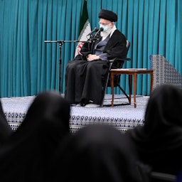 سخنرانی آیت‌الله علی خامنه‌ای، رهبر ایران، برای جمعی از بانوان؛ تهران، ایران، ۱۴ دی ۱۴۰۱. (عکس از وبسایت رهبر ایران)