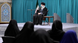 سخنرانی آیت‌الله علی خامنه‌ای، رهبر ایران، برای جمعی از بانوان؛ تهران، ایران، ۱۴ دی ۱۴۰۱. (عکس از وبسایت رهبر ایران)