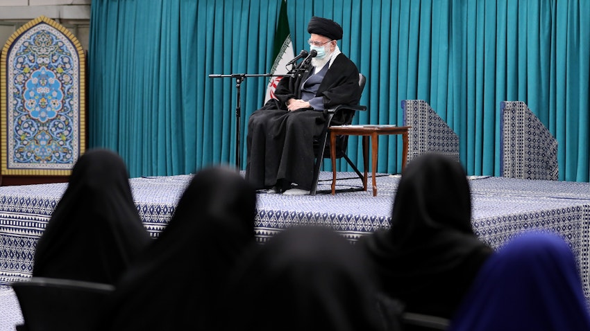 سخنرانی آیت‌الله علی خامنه‌ای، رهبر ایران، برای جمعی از بانوان؛ تهران، ایران، ۱۴ دی ۱۴۰۱. (عکس از وبسایت رهبر ایران)
