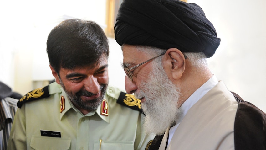 علی خامنه‌ای، رهبر ایران، در کنار احمدرضا رادان، فرمانده جدید انتظامی کشور؛ تهران، ایران، ۱۷ دی ۱۴۰۱. (عکس از وبسایت رهبر ایران)