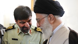 المرشد الأعلى علي خامنئي مع رئيس الشرطة الوطنية المعين حديثًا أحمد رضا رادان في طهران، إيران. 7 يناير/كانون الثاني 2022. (الصورة عبر موقع المرشد الأعلى الإيراني)
