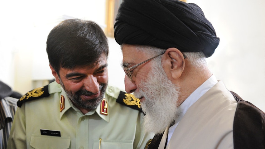 المرشد الأعلى علي خامنئي مع رئيس الشرطة الوطنية المعين حديثًا أحمد رضا رادان في طهران، إيران. 7 يناير/كانون الثاني 2022. (الصورة عبر موقع المرشد الأعلى الإيراني)
