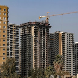 مشهد عام للمباني السكنية غير المكتملة في مجمع سكني بالعاصمة العراقية، بغداد، يوم 16 ديسمبر/كانون الأول 2022. (الصورة عبر غيتي إيماجز)