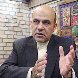 علیرضا اکبری، معاون سابق وزیر دفاع، در حال مصاحبه؛ تهران. تاریخ عکس نامعلوم است. (عکس از خبرآنلاین)