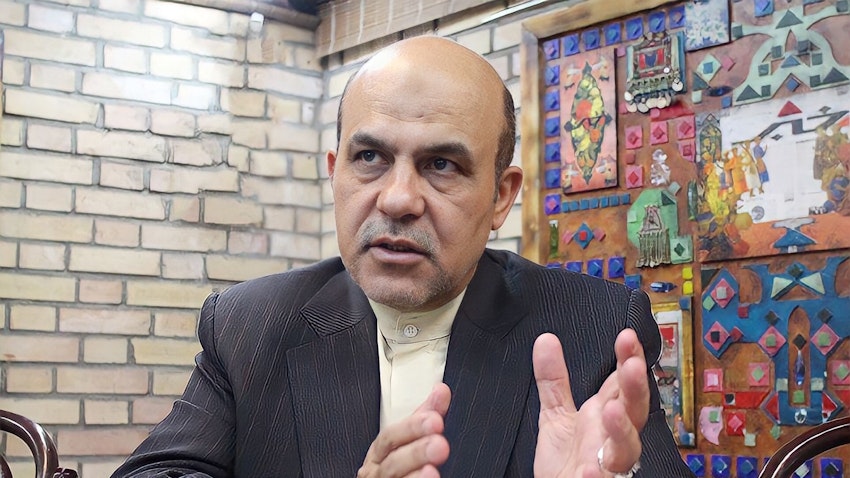 علیرضا اکبری، معاون سابق وزیر دفاع، در حال مصاحبه؛ تهران. تاریخ عکس نامعلوم است. (عکس از خبرآنلاین)