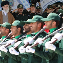 خريجو الحرس الثوري الإيراني يتقدمون في مسيرة أمام المرشد الأعلى آية الله علي خامنئي في طهران، إيران. 10 مايو/أيار 2017 (الصورة عبر موقع المرشد الأعلى الإيراني)