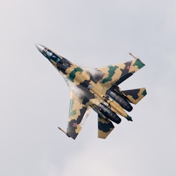 طائرة مقاتلة من طراز سوخوي سو-35 خلال الذكرى المئوية لتأسيس سلاح الجو الروسي في جوكوفسكي، روسيا في 12 أغسطس/آب 2012 (تصوير سيرجي فلاديميروف عبر ويكيميديا كومنز)
