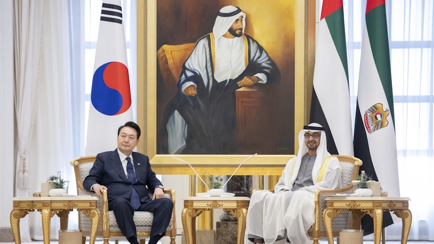 South Korean President Yoon Suk Yeol meets with UAE President Sheikh Mohammed bin Zayed Al Nahyan in Abu Dhabi on Jan. 15, 2023. (Handout photo via WAM)