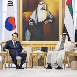 دیدار یون سوک یول، رئیس‌جمهور کره‌ی جنوبی، با شیخ محمد بن زاید آل نهیان، رئیس امارات متحده‌ی عربی؛ ابوظبی، ۲۵ دی ۱۴۰۱/ ۱۵ ژانویه ۲۰۲۳. (عکس دست اول از وام)