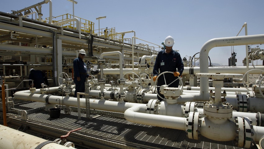 تصویر کارگری در پالایشگاه نفت تاوکه؛ نزدیکی دهوک، اقلیم کردستان عراق، ۱۰ خرداد ۱۳۸۸/ ۳۱ می ۲۰۰۹. (عکس از گتی ایمیجز)