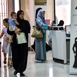 حضور زنان عربستانی در مرکز مهاجرت و گذرنامه برای درخواست گذرنامه‌ی جدید؛ ریاض، عربستان سعودی، ۷ شهریور ۱۳۹۸/ ۲۹ اوت ۲۰۱۹. (عکس از گتی ایمیجز)  