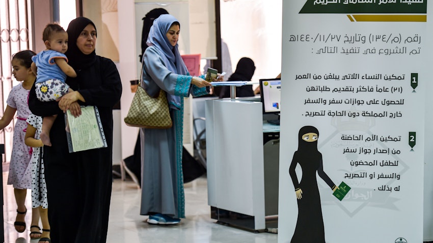 وصول سعوديات للتقدم بطلب للحصول على جوازات سفر جديدة في مركز الهجرة والجوازات في الرياض، المملكة العربية السعودية، 29 أغسطس/آب 2019. (الصورة عبر غيتي إيماجز)