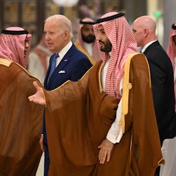 جو بایدن، رئیس‌جمهور ایالات متحده، و محمد بن سلمان آل سعود، ولیعهد عربستان؛ جده، عربستان سعودی، ۲۵ تیر ۱۴۰۱/ ۱۶ ژوئیه ۲۰۲۲. (عکس از گتی ایمیجز)
