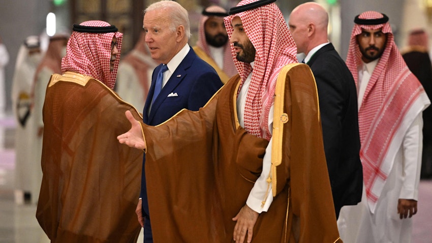 الرئيس الأميركي جو بايدن وولي العهد السعودي الأمير محمد بن سلمان آل سعود في جدة، المملكة العربية السعودية. 16 يوليو/تموز 2022. (الصورة عبر غيتي إيماجز)