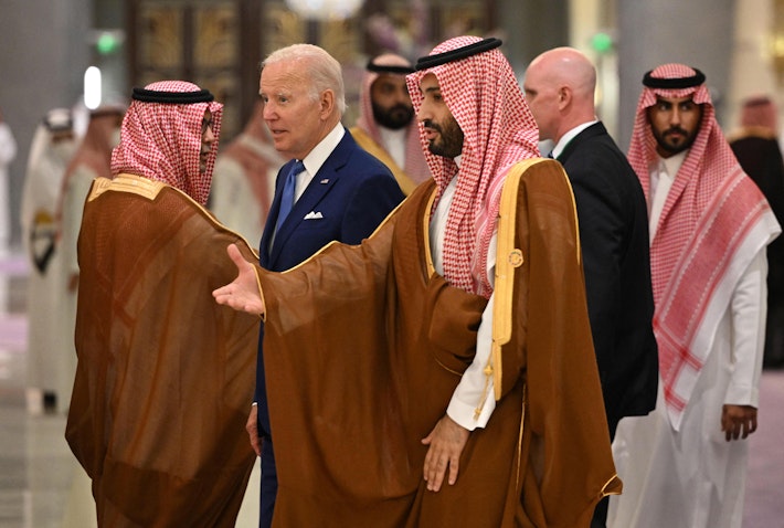 جو بایدن، رئیس‌جمهور ایالات متحده، و محمد بن سلمان آل سعود، ولیعهد عربستان؛ جده، عربستان سعودی، ۲۵ تیر ۱۴۰۱/ ۱۶ ژوئیه ۲۰۲۲. (عکس از گتی ایمیجز)