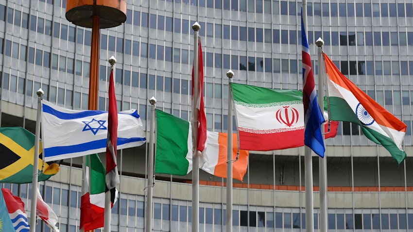 العلم الإيراني يرفرف وسط أعلام دول أخرى خارج مقر الوكالة الدولية للطاقة الذرية في مدينة فيينا، النمسا يوم 23 مايو/أيار 2023. (الصورة عبر غيتي ايماجز)