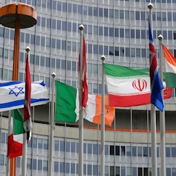 احتزاز پرچم ایران و چند کشور دیگر، در مقابل مقر آژانس بین‌المللی انرژی اتمی؛ وین، اتریش، ۲ خرداد ۱۴۰۰. (عکس از گتی ایمیجز)