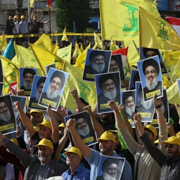 تصاویری از رهبر حزب‌الله لبنان، حسن نصرالله، در دست حامیان این جنبش شیعه؛ نبطیه، لبنان، ۱۹ اردیبهشت ۱۴۰۱/ ۹ می ۲۰۲۲. (عکس از گتی ایمیجز)