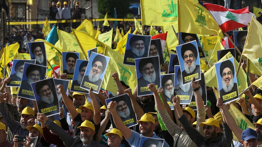 أنصار حزب الله الشيعي اللبناني يرفعون صور زعيم حزبهم حسن نصر الله في النبطية، لبنان. 9 مايو/أيار 2022. (الصورة عبر غيتي إيماجز)