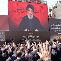 واکنش حامیان جنبش شیعی حزب‌الله لبنان به سخنرانی حسن نصرالله؛ بیروت، لبنان در ۱۸ مرداد ۱۴۰۱/ ۹ اوت ۲۰۲۲. (عکس از گتی ایمیجز)