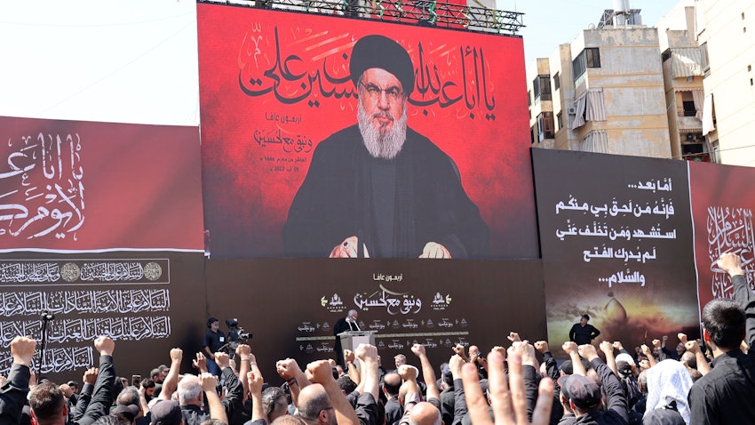 واکنش حامیان جنبش شیعی حزب‌الله لبنان به سخنرانی حسن نصرالله؛ بیروت، لبنان در ۱۸ مرداد ۱۴۰۱/ ۹ اوت ۲۰۲۲. (عکس از گتی ایمیجز)