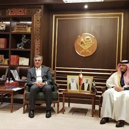 محافظ البنك المركزي الإيراني محمد رضا فرزين يلتقي محافظ مصرف قطر المركزي بندر بن محمد بن سعود آل ثاني في الدوحة، قطر. 5 يناير/كانون الثاني 2023. (الصورة عبر وكالة تسنيم للأنباء)