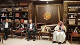 محافظ البنك المركزي الإيراني محمد رضا فرزين يلتقي محافظ مصرف قطر المركزي بندر بن محمد بن سعود آل ثاني في الدوحة، قطر. 5 يناير/كانون الثاني 2023. (الصورة عبر وكالة تسنيم للأنباء)