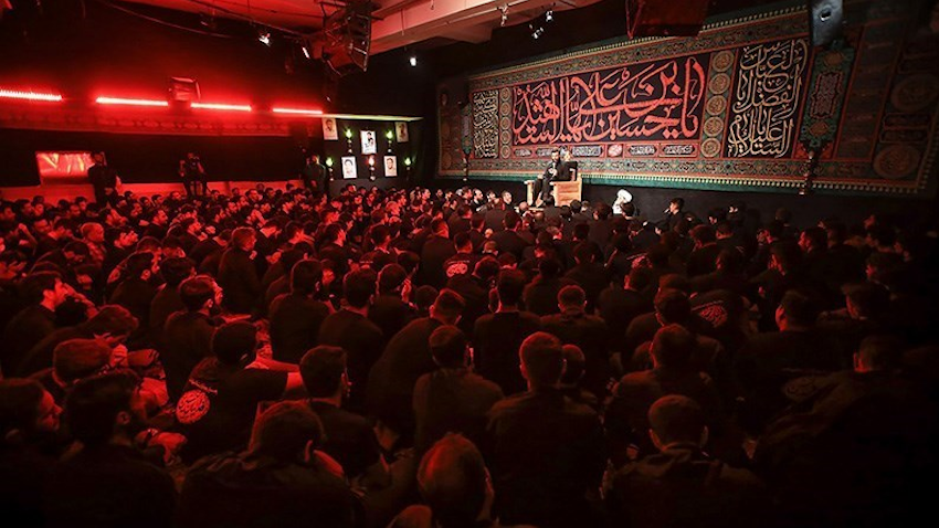 إيرانيون في حداد في ذكرى استشهاد الإمام الشيعي الثالث في طهران، إيران. 1 أغسطس/آب 2022. (الصورة عبر وكالة تسنيم للأنباء)