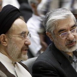 الرئيس السابق محمد خاتمي وزعيم المعارضة مير حسين موسوي يحضران مراسم تأبين سيف الله داد في طهران، إيران في 31 يوليو/تموز 2009. (الصورة عبر غيتي إيماجز)
