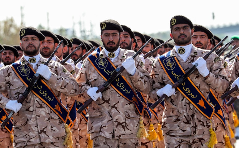 عناصر من الحرس الثوري الإيراني في مسيرة خلال عرض عسكري في محافظة الأهواز، جنوب غرب إيران. 22 سبتمبر/أيلول 2018. (الصورة عبر غيتي إيماجز)
