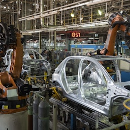 صورة لروبوتات تعمل في خط إنتاج لشركة إيران خودرو لصناعة السيارات بالقرب من طهران، إيران، يوم 10 يناير/كانون الثاني 2023. (الصورة عبر غيتي إيماجز)