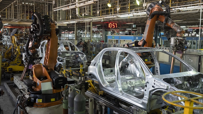 ربات‌ها در حال کار بر روی خط تولید شرکت خودروسازی ایران‌خودرو؛ نزدیکی تهران، ایران، ۲۰ دی ۱۴۰۱. (عکس از گتی ایمیجز)