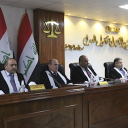 قضات عراقی در جلسه‌ی دادگاهی در شورای عالی قضایی؛ بغداد، عراق، ۲۹ دی۱۴۰۰/ ۱۹ ژانویه ۲۰۲۲. (عکس از گتی ایمیجز)
