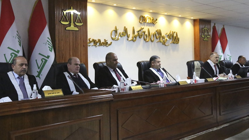 قضات عراقی در جلسه‌ی دادگاهی در شورای عالی قضایی؛ بغداد، عراق، ۲۹ دی۱۴۰۰/ ۱۹ ژانویه ۲۰۲۲. (عکس از گتی ایمیجز)