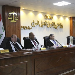 قضاة عراقيون خلال جلسة للمحكمة في مجلس القضاء الأعلى في بغداد، العراق. 19 يناير/كانون الثاني 2022. (الصورة عبر غيتي إيماجز)