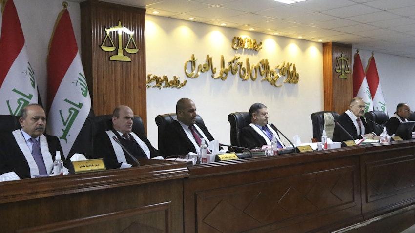 قضاة عراقيون خلال جلسة للمحكمة في مجلس القضاء الأعلى في بغداد، العراق. 19 يناير/كانون الثاني 2022. (الصورة عبر غيتي إيماجز)