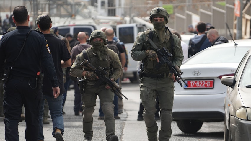 انتشار الشرطة الإسرائيلية بعد إصابة مستوطنين بجروح في إطلاق نار في 28 يناير/كانون الثاني 2023 في القدس. (الصورة عبر غيتي إيماجز)