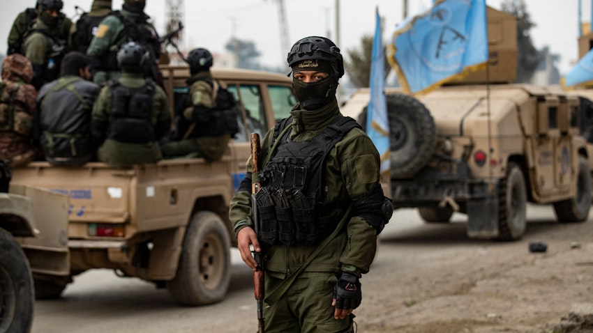 قوات الأمن الكردية السورية تداهم مجموعة مشتبه بانتمائها إلى تنظيم الدولة الإسلامية داعش في الرقة، سوريا يوم 28 يناير/كانون الثاني .2023 (الصورة عبر غيتي ايماجز)