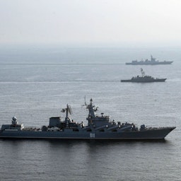 السفن الحربية الإيرانية والروسية والصينية خلال مناورة عسكرية مشتركة في المحيط الهندي يوم 21 يناير/كانون الثاني 2022 في موقع غير محدد. (الصورة عبر غيتي إيماجز)
