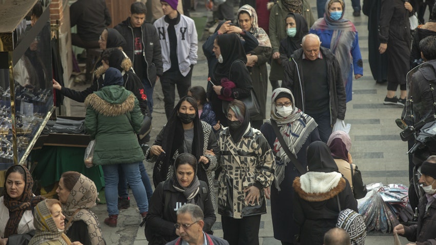 مردم ایران در حال خرید از بازار بزرگ تهران؛ ایران، ۵ دی ۱۴۰۱/ ۲۶ دسامبر ۲۰۲۲. (عکس از گتی ایمیجز)