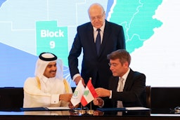 الرئيس والمدير التنفيذي لشركة قطر للطاقة، سعد بن شريدة الكعبي، ورئيس حكومة تصريف الأعمال اللبناني نجيب ميقاتي ووزير الطاقة اللبناني بالوكالة وليد فياض في بيروت، لبنان. 29 يناير/كانون الثاني 2023 . (الصورة عبر غيتي إيماجز)