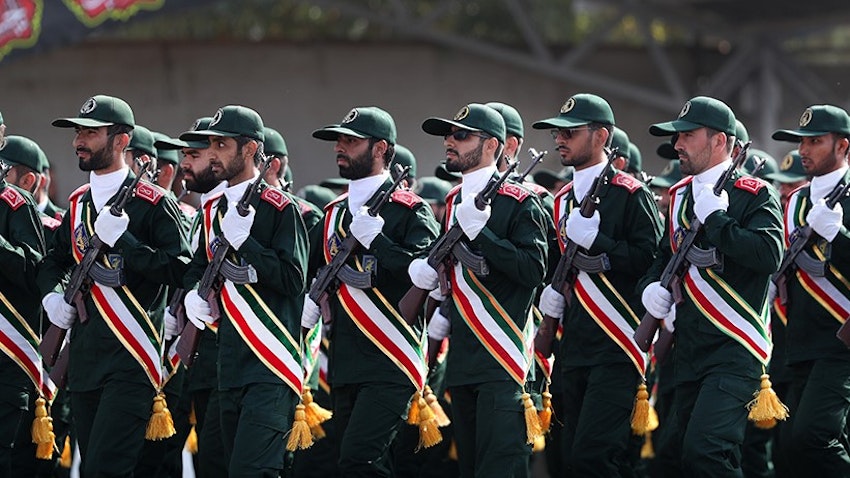جنود من الحرس الثوري الإيراني يسيرون لإحياء أسبوع الدفاع المقدس في طهران، إيران، في 22 سبتمبر/أيلول 2019. (الصورة عبر شبكة أخبار الطلبة)