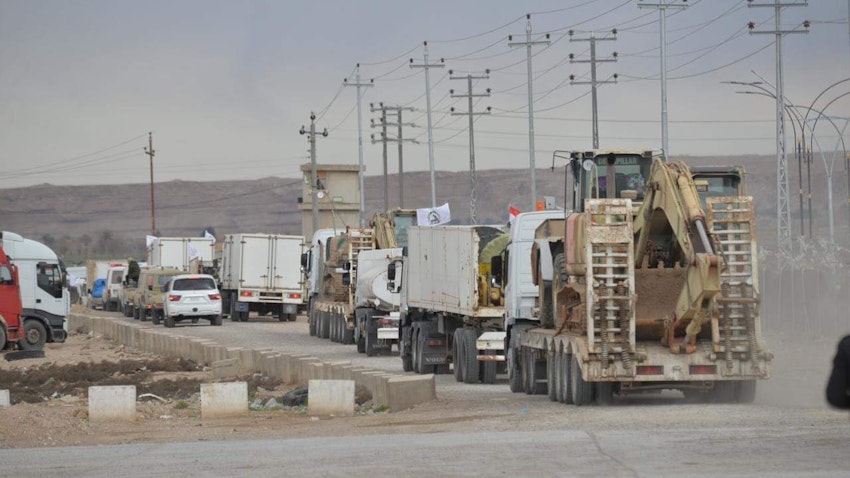 قوافل مساعدات الحشد الشعبي العراقي على الحدود العراقية السورية في 8 فبراير/ شباط 2023. (المصدر: فريق الإعلام الحربي عبر تويتر)