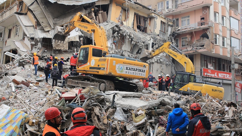 عمال الإنقاذ يبحثون عن الضحايا والناجين تحت أنقاض مبنى منهار في ديار بكر، تركيا، 9 فبراير /شباط 2023. (الصورة عبر غيتي إيماجز)